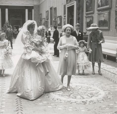 Lady diana spencer arbeitete vor ihrer verlobung mit prinz charles im londoner stadtteil pimlico als kindergärtnerin. Queen Elizabeth Hochzeit Balkon