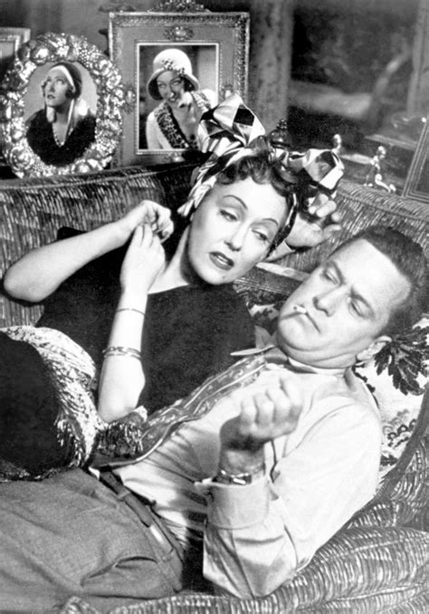 Joe gillis (william holden) is a down on his luck screenwriter who gets mixed up with an eccentric silent era star, norma desmond (gloria swanson).obsession, hollywood, vanity and murder ensue in this classic mediation on the dark side of fame. Gloria Swanson and William Holden in 'Sunset Boulevard ...