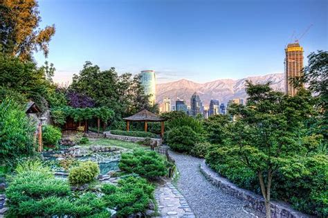 Sin embargo, cumple su función de insignia oficial y nacional desde hace muy poco tiempo. Jardín Japonés del Cerro San Cristóbal, Santiago de Chile ...