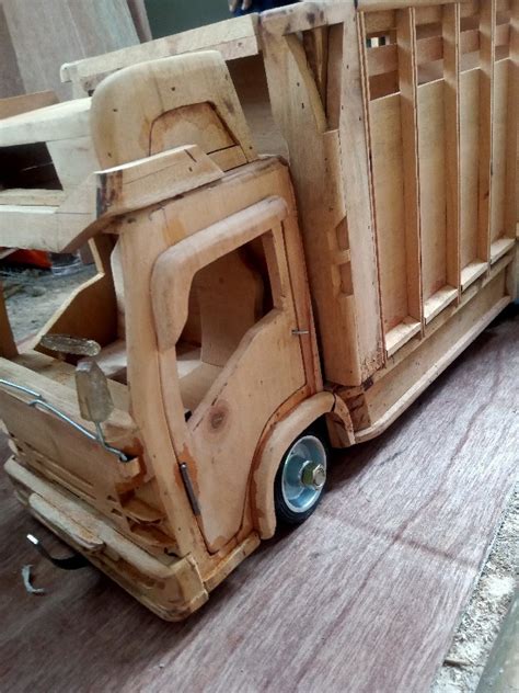 Ukurannya sedikit lebih besar dibandingkan truk engkel, yakni volume muatan 12 cbm dan berat muatan maksimal 4 ton. Miniatur truk kayu ukuran 25x70 cm | Shopee Indonesia