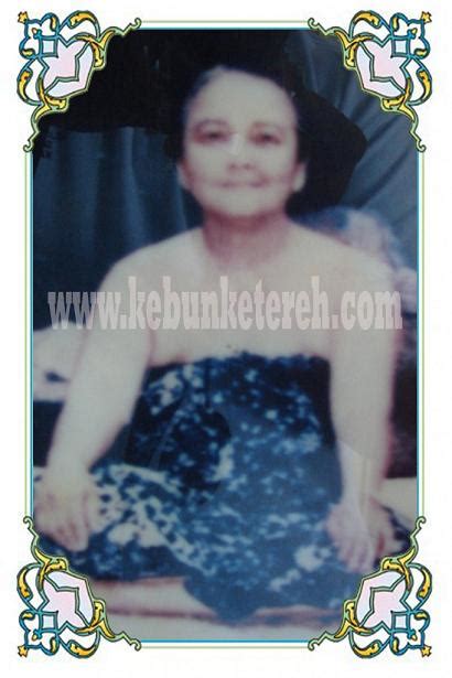 Syair siti zubaidah emphasises her loyalty to her husband and god, forsaking motherly duties to continue the war. MENCARI IDENTITI ....: SYAIR SITI ZUBAIDAH - SIAPA ...