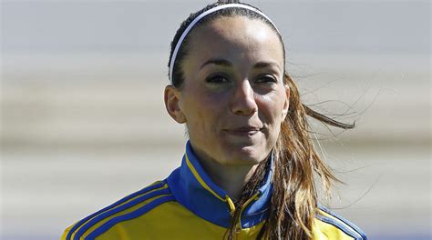 Men tillvaron var långt i från alltid glamour. Kosovare Asllani - Spielerinnenprofil - DFB Datencenter