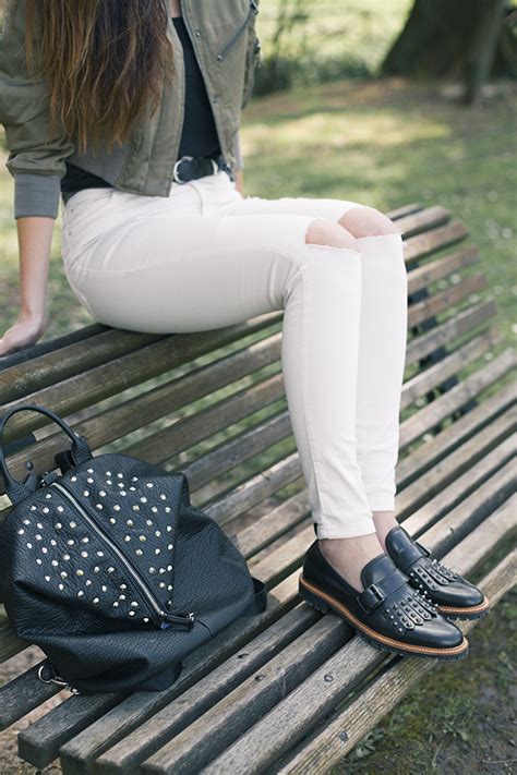 Maybe you would like to learn more about one of these? Jeans skinny con tagli sulle ginocchia e bomber: un look ...