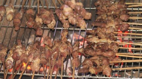 Sebenarnya membuat sate kambing ini tidak sulit, bumbunya pun juga tidak banyak, namun memang membutuhkan trik agar daging kambingnya tidak prengus. Tips Membuat Bumbu Celupan Sate Kambing untuk Idul Adha ...