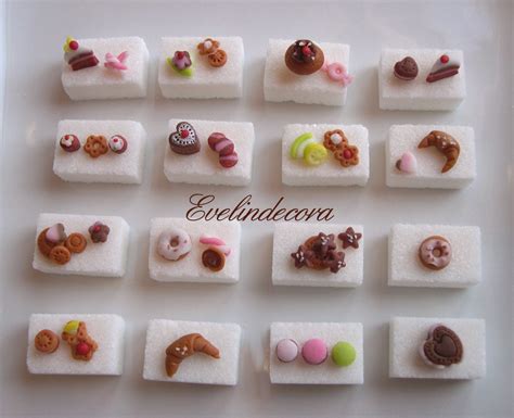 Le zollette decorate possono essere utilizzate durante un coffee party oppure come dolci segnaposto o come la ho realizzato queste zollette decorate per la cresima di mia figlia con i colori scelti da lei. Food miniatures - zollette decorate con pasta di zucchero