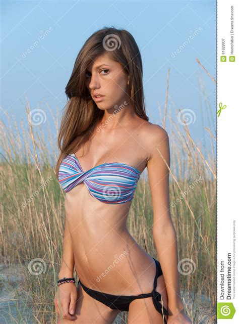 Trending newest best videos length. Älskvärt Tonårigt Med Den Magra Kroppen På Sand ...