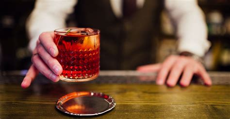 Fu un barista in florida, durante il celebre spring break, a coniare il nuovo nome, unendo i due desideri più spiccati degli studenti che trascorrevano le vacanze. Il cocktail più costoso del mondo? Un Negroni da 6.200 ...