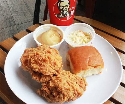 On each plate, there'll be 2 pieces of fried chicken (original/hot and spicy). KFC Tawar Promosi RM20 Untuk 2 Snack Plate Kombo Hari Ini ...