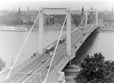 Kerületi fővám tér között vezet át a dunán, a kiskörút folytatásaként. Villamos az Erzsébet hídon - Építős blog