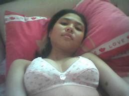 Aku sediit kesulitan bernafas, karena tekanan tangan bu shanti makin keras karena nafsunya yang sudah terangsang. Cerita Hot Melayu: Rakan Pejabat Yang Gersang -kisah benar-