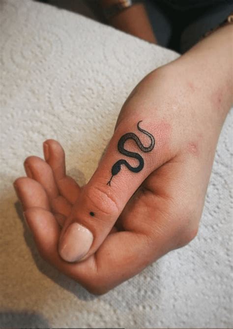 Veja o que 22 tattoo (2tattoo) descobriu no pinterest, a maior coleção de ideias do mundo. Top 22 Finger Tattoo Designs - Snake Ideas | PetPress