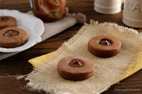 Gli occhi di bue sono dei deliziosi biscotti di pasta frolla così denominati per la classica forma somigliante all'uovo all'occhio di bue: Occhi di bue alla Nutella (ricetta biscotti di frolla)