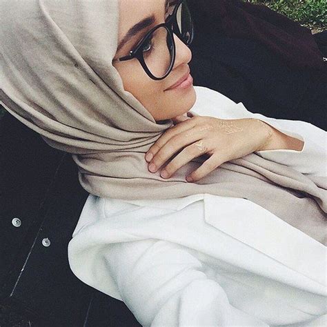 Model nora alexandra membuktikan omongannya bakal setia menunggu suaminya. joliment, mode, fille, hijab, l'Islam, musulman, femmes ...