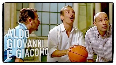 Finalmente sono riusciti a mettere in scena il loro cyrano sperando in un applauso. La partita di basket - Chiedimi se sono felice - YouTube