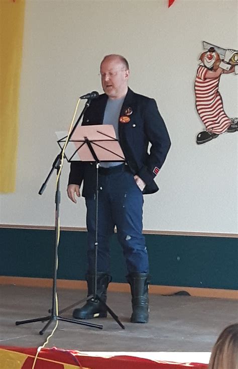 De molli alias oliver sauer war ein clown mit einem winzigen hut über seinem fröhlichen gesicht. Fastnacht 2017 - SV 1972 Lohnsfeld