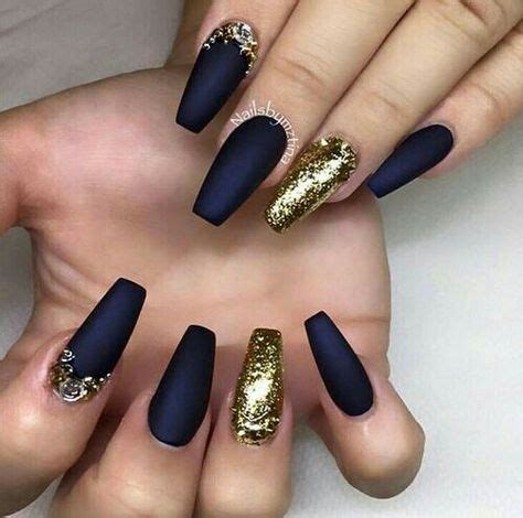 Me encanto la combinacion y el diseño de esta aplicación y no quise dejar de compartirselos preciosas, si se animan a recrear el diseño me encantaria. Uñas de acrílico. Color azul mate, con gliter dorado | Uñas acrilicas azules, Uñas negras con ...