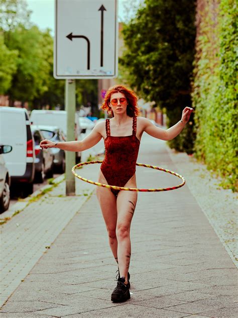 La roja baila es el himno oficial de la selección española para la eurocopa de 2016.suscríbete al canal de warner music spain: Cooles Hula-Hoop Fashion Editorial Muriel La Roja