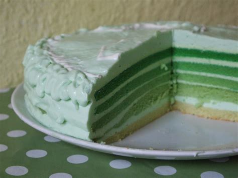 Eine buttercreme aus butter und gezuckerter kondensmilch. madamelinae: DIY Dienstag: Quark-Waldmeister-Torte mit ...