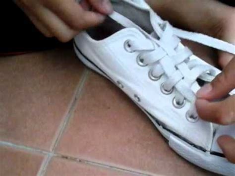 Terdapat banyak cara untuk mengikat tali kasut. Cara cara mengikat tali kasut sekolah kotak kotak - YouTube