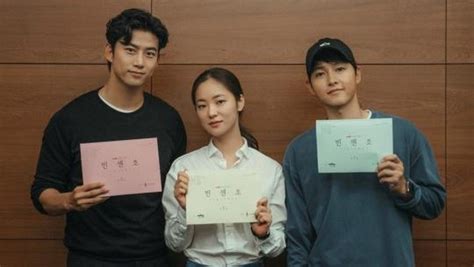 Song joong ki, jeon yeo bin, 2pm's taecyeon, and more hold script reading for upcoming drama. Fakta-fakta Vincenzo, Drama Korea Baru Song Joong Ki