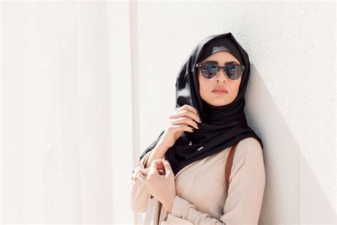 Kaca mata pria keren, kaca mata wanita terbaru 2020, kaca mata pria keren 2020, gambar kacamata, model kacamata gaya wanita terbaru sumber gambar :. Style Hijab Pakai Kacamata Hitam - Hijab Casual