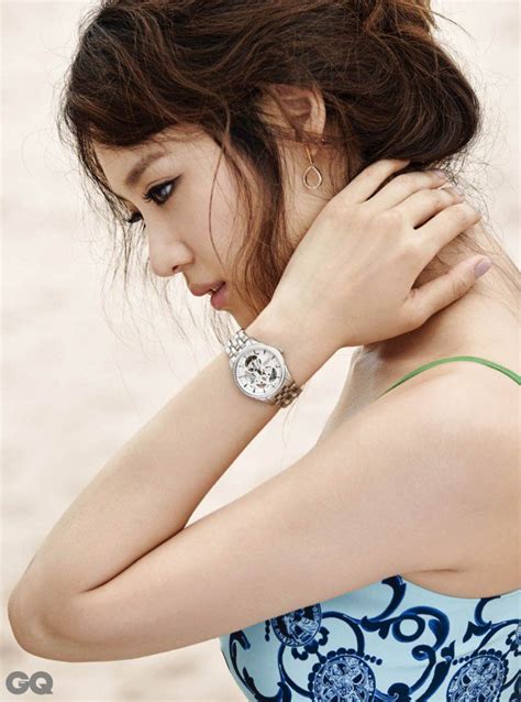 Kim soo hyun rocks the feather and shades for grazia. Soo Hyun 'GQ' Magazin Dergisi İçin Fazlasıyla Kadınsı ...