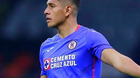 Centro de aldrete desde la izquierda. Chivas tendría que pagar una millonada a Cruz Azul por ...