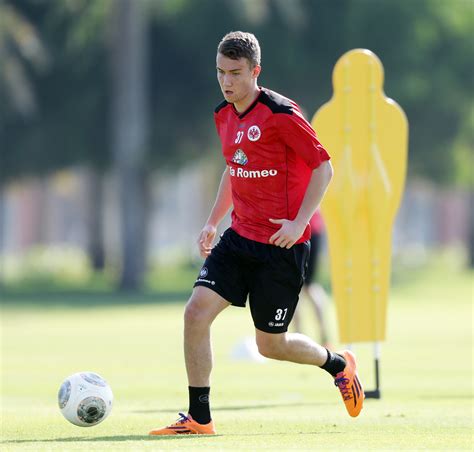 #chelseafc #lucawaldschidt for business contact player profile: Luca Waldschmidt mit Schambeinentzündung in Frankfurt ...