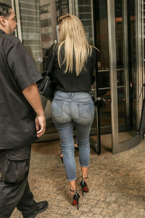 Le plus récent top hebdomadaire top mensuel le plus regardé les mieux notées la plus longue le plus court. Khloe Kardashian in Tight Jeans Promoting Her Denim Line ...