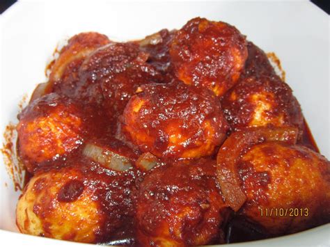 Telur dibasuh bersih lalu direbus sehingga masak. RESEPI CIKGU ANI: SAMBAL TUMIS TELUR