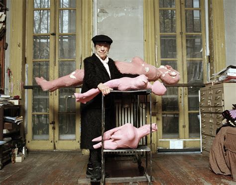 Packing for the vineyard is a challenge this summer. Elfie Semotan - Louise Bourgeois, New York, 1998 (met ...