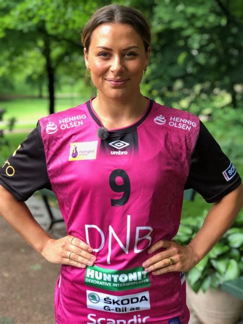 Nora debuted for the larvik handball club in season 2009/2010 and then made the norwegian national team in the autumn of 2010. Ambros Martin e Nora Mørk priorizam suas famílias ...