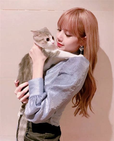 *concluido* este livro é de fotos ,fan arts,wallpapers, e outras coisas!! 180701 Lisa Instagram Update With Leo