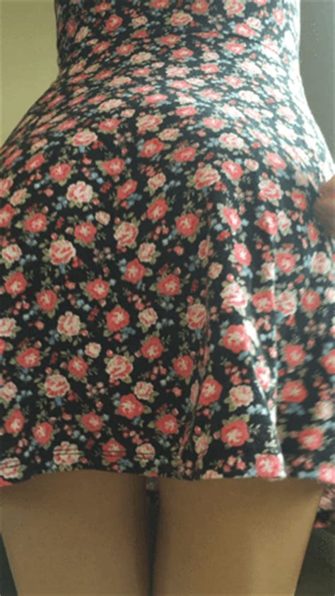 Alex prend ses dossiers chez lui ? Jeune cochonne soulève sa robe pour nous montrer son petit ...