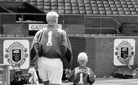 Peter schmeichel of manchester united in action during the fa carling premiership match against leicester city played at old trafford in manchester, england. Schmeichel, orgullo de padre... aunque su hijo se harte ...