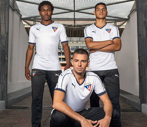 The ldu quito 2019 away jerseys is predominantly red with a subtle horizontal stripe graphic. LDUキト 2019 ユニフォーム - ユニ11