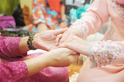 Banyaknya hubungan ibu dan anak perempuannya dari waktu ke waktu, sangat berkaitan dengan kemampuan ibu untuk tumbuh dan berubah dalam hubungan. Mudahnya Bertunang Ikut Islam, Ini Beza Bertunang Antara ...