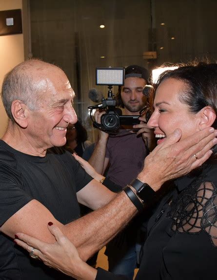 גל של תגובות, חלקן מפרגנות וחלקן ממש לא, הביאה איתה החתונה המפתיעה של העיתונאית לוסי אהריש והשחקן צחי הלוי. לוסי אהריש וצחי הלוי משיקים זוגיות