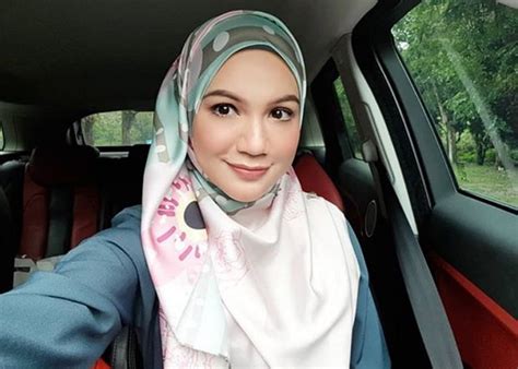 Fazura dilihat bertudung di satu sesi promosi butiknya house of dolls di brunei. "Dulu Depan Ayah Pakai Tudung, Bila Keluar Buka"