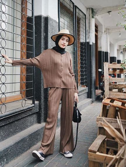 Kamu bisa memilih jaket jeans model crop supaya makin terlihat jenjang. Gaya Hunting Hijab Kekinian - HijabFest
