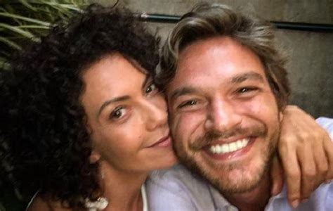 Fabiula nascimento e emilio dantas gravam 'amor e sorte', nova série da globo — foto: Fabiula Nascimento e Emilio Dantas posam juntos e web ...