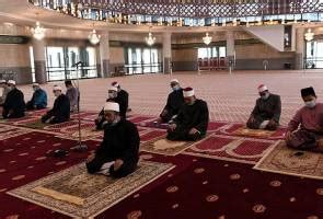 Sesungguhnya, solat seseorang lelaki secara berjemaah lebih utama daripada solatnya seorang diri dengan dua puluh lima. Solat Jumaat pertama sejak PKP, jemaah zahir rasa syukur ...