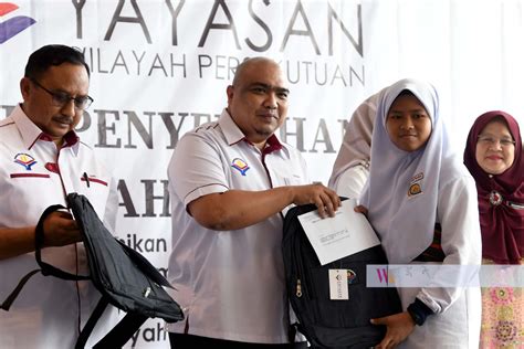 Dengan pemberian bantuan bppt ini sedikit sebanyak dapatkan mengurangkan bebanan pelajar yang sedang menuntut pengajian di. 667 pelajar terima bantuan Biasiswa Sekolah Menengah 2019 ...