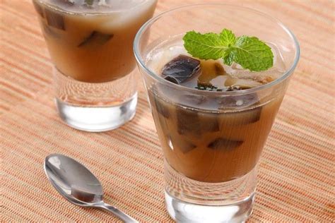 Terutama di bulan ramadhan, ketika berbuka puasa, cincau dan bahan lainnya bisa menjadi menu andalan yang dapat meredakan dahaga. Cara Membuat Es Campur Vincau Tanpa Sirup : Cara Termudah ...