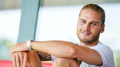 I swear his accent is addictive! Rurik Gislason beendet Karriere als Fußballer - Wird er ...