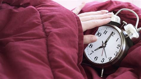 Und das ist sogar dann der. ᐅ Warum Morgenmuffel so schwer aus dem Bett kommen