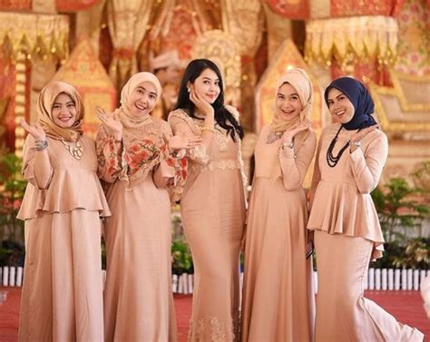 Untuk bisa tampil cantik dengan baju brokat anda tak perlu. 30+ Model Baju Brokat Modern Kombinasi Satin - Fashion ...