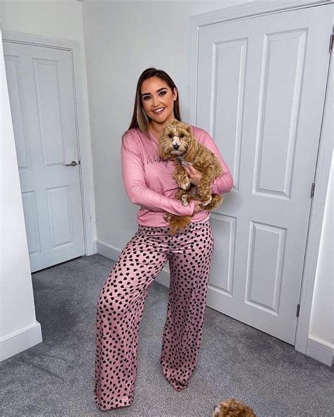 Jacqueline jossa didn't let pregnancy stop her from cheering her man, dan osborne, on as he stripped down to his. Soirée pyjama pour Jacqueline Jossa - 9 février 2021