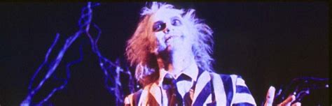 Una coppia di felici coniugi fantasmi è alle prese con una famiglia di chiassosi e petulanti snob che hanno occupato la loro casa. Beetlejuice - Spiritello porcello (1988) - Streaming ...