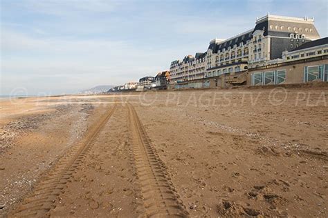 The beaches, the interesting architecture and lively atmosphere in the town centre. Central Beach in Cabourg - Calvados - France - Plages.tv